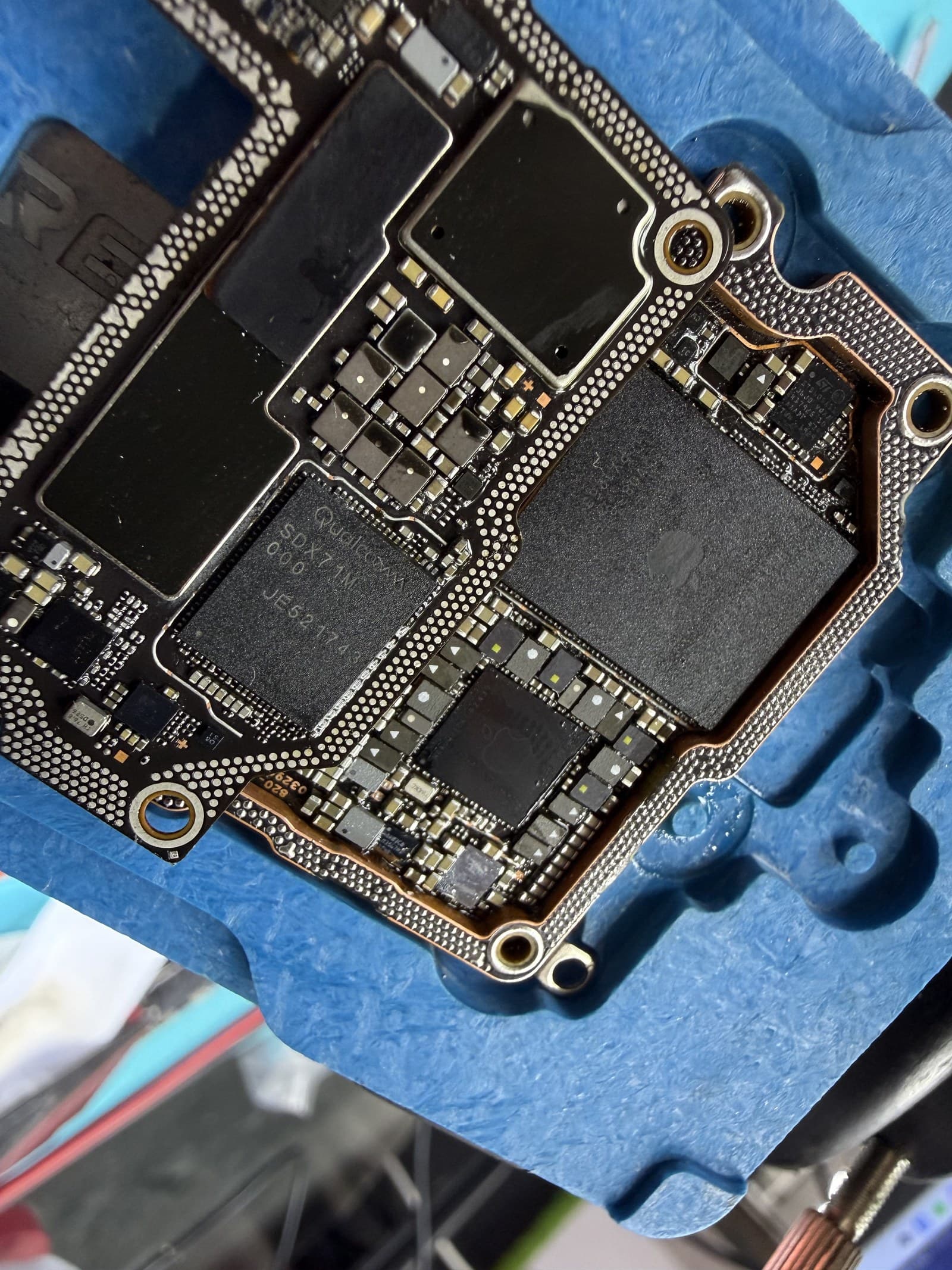 IPhone 16 layer reball