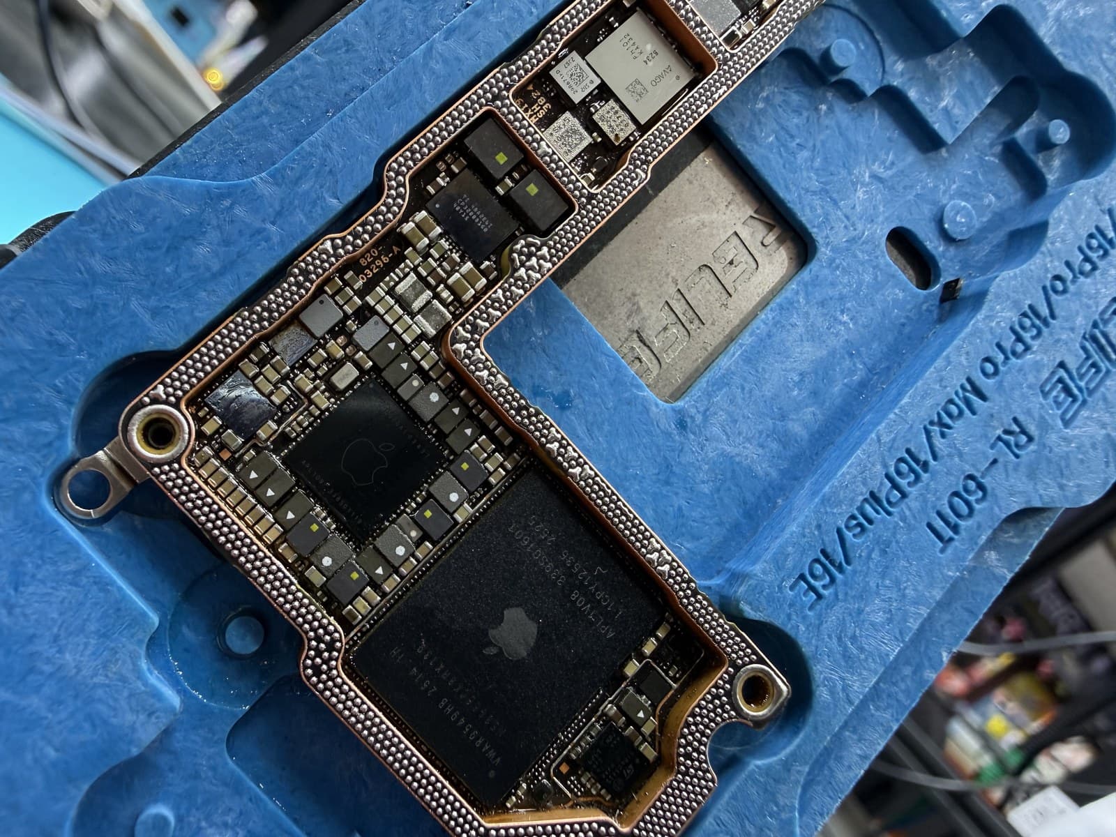 iPhone 16 Ap Board seperate
